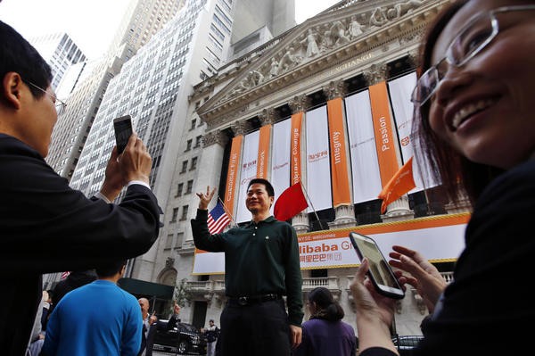 Yahoo CEO heeds shareholders call to spin off Alibaba stake