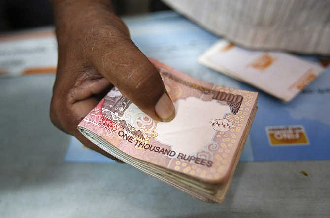 7 Reasons why India is staring at a currency crisis