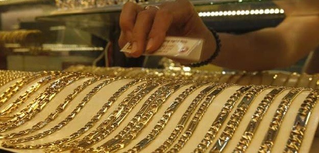 Gold snaps 8day losing streak as dollar slips from highs The Economic Times